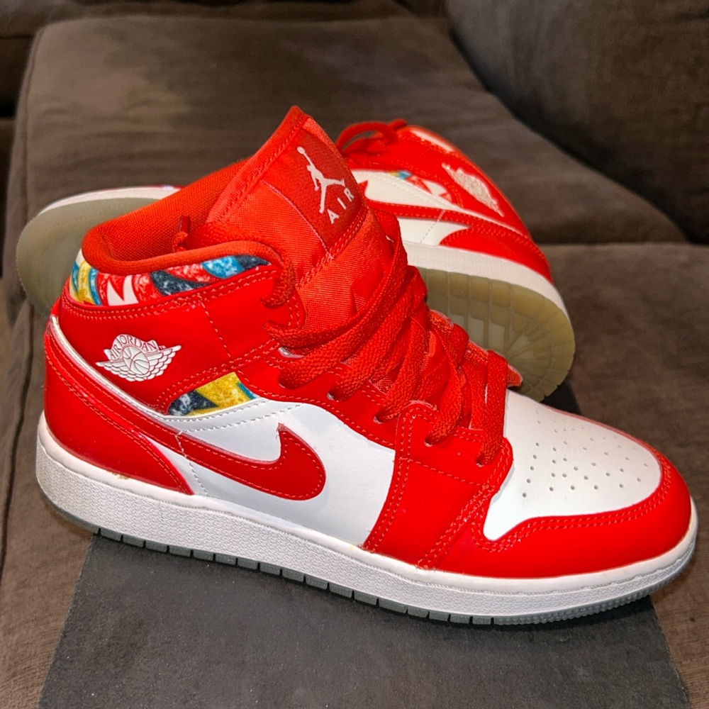 Air Jordan 1 Mid SE (GS) 5.5 Excellent condition! Box included